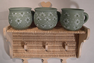 Csészék fonott polcon